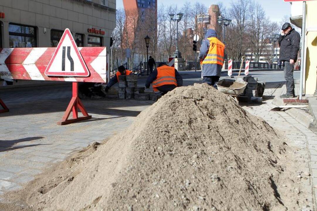 Tiltų gatvėje jau perklojamas grindinys 