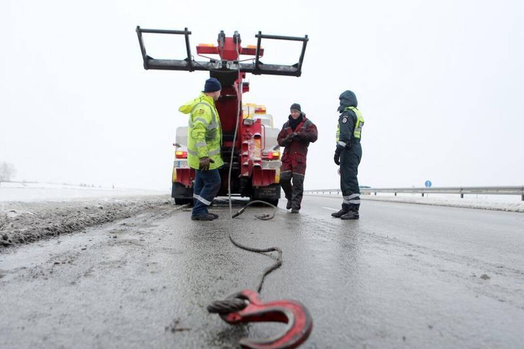 Girtas vairuotojas viaduką vilkiku atakavo atbulas