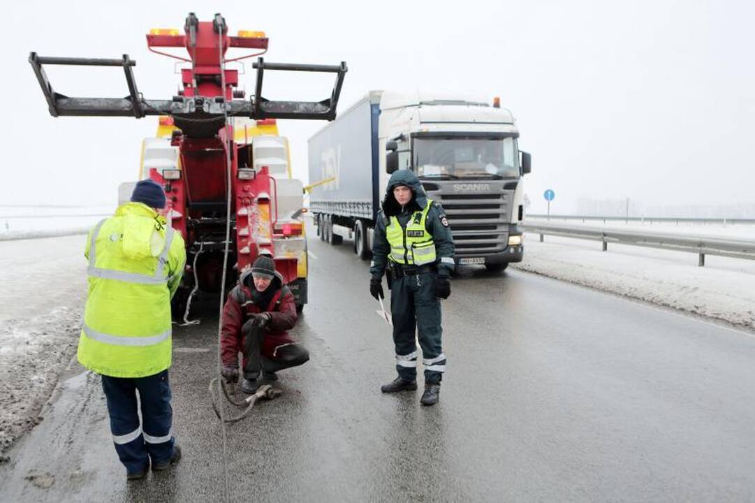 Girtas vairuotojas viaduką vilkiku atakavo atbulas