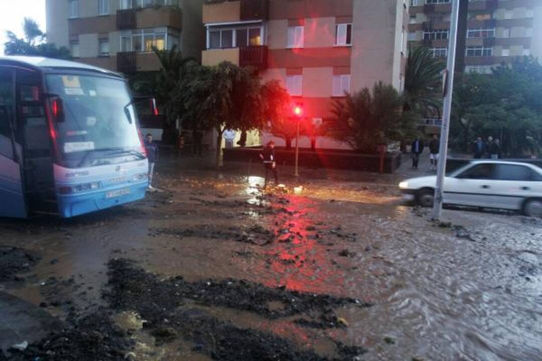 Turistų mėgstamą Tenerifę nusiaubė audra ir liūtys