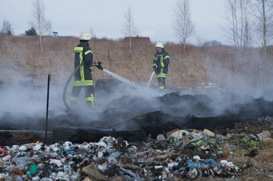 Sostinėje degė daugybė padangų