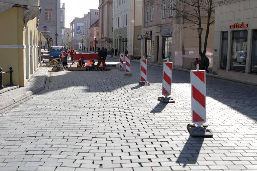 Tiltų gatvėje jau perklojamas grindinys 