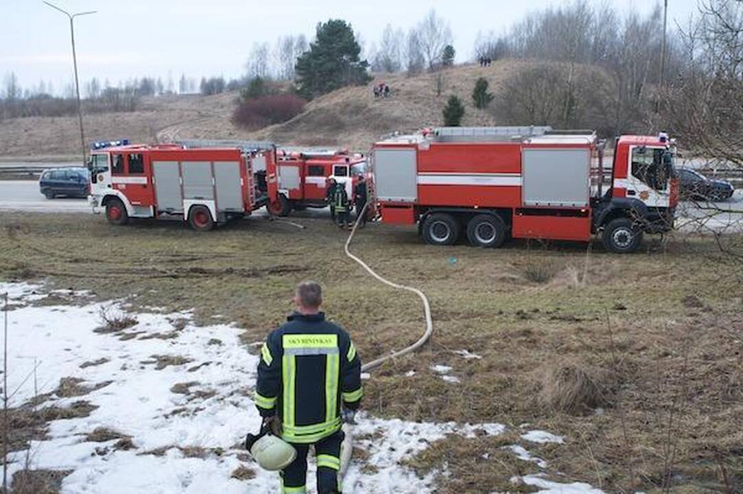 Sostinėje degė daugybė padangų