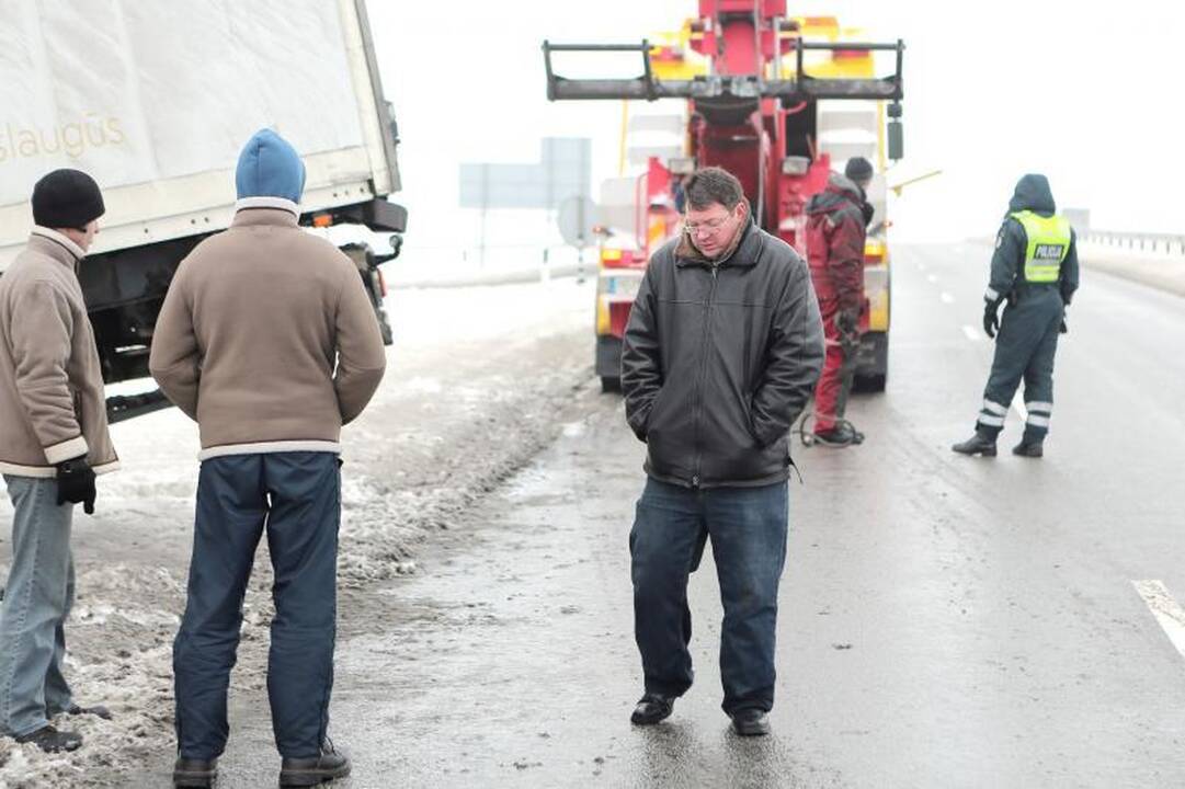Girtas vairuotojas viaduką vilkiku atakavo atbulas