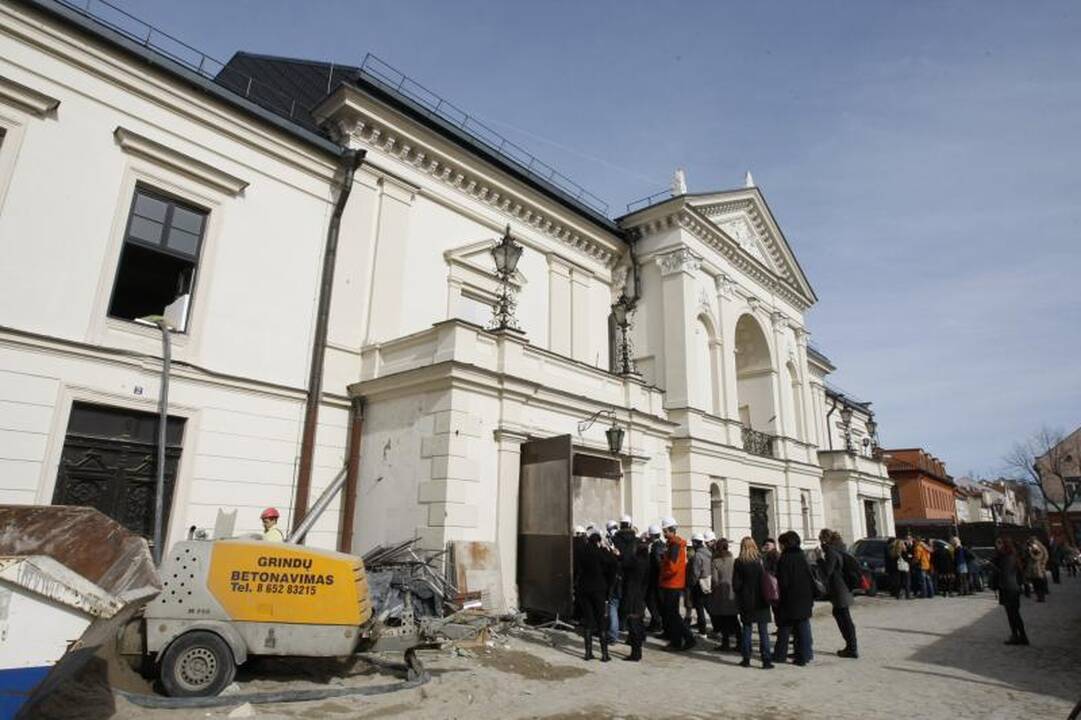 Klaipėdiečiai aktyviai rinkosi į statybos aikštele virtusį teatrą