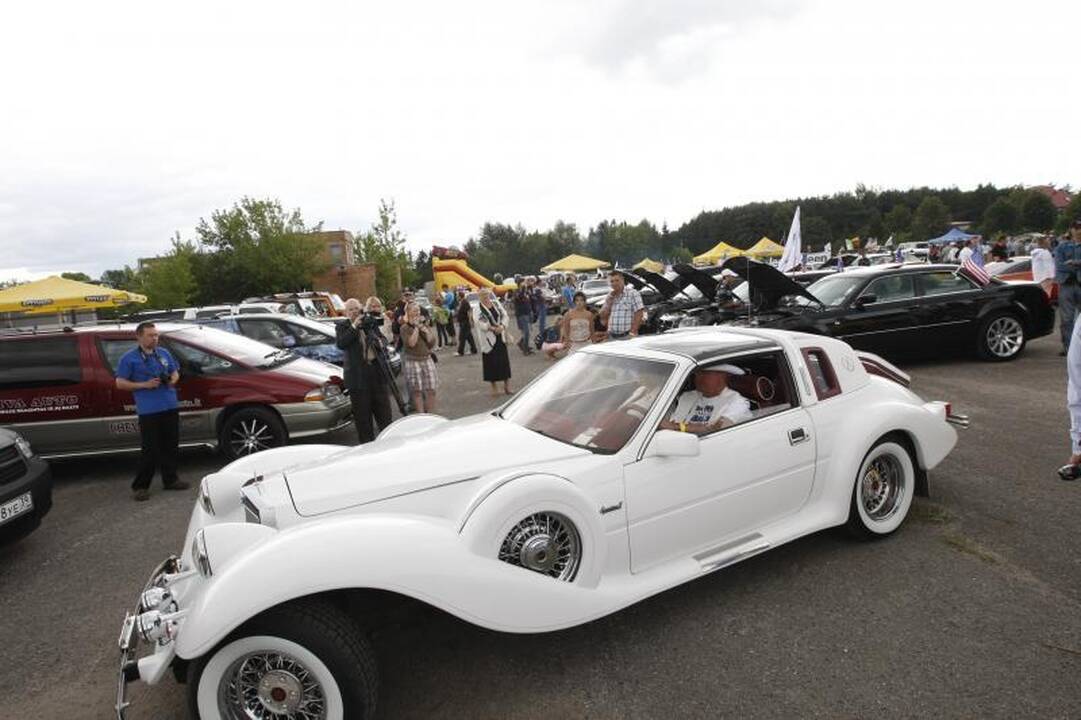 Palangą okupavo amerikietiški automobiliai