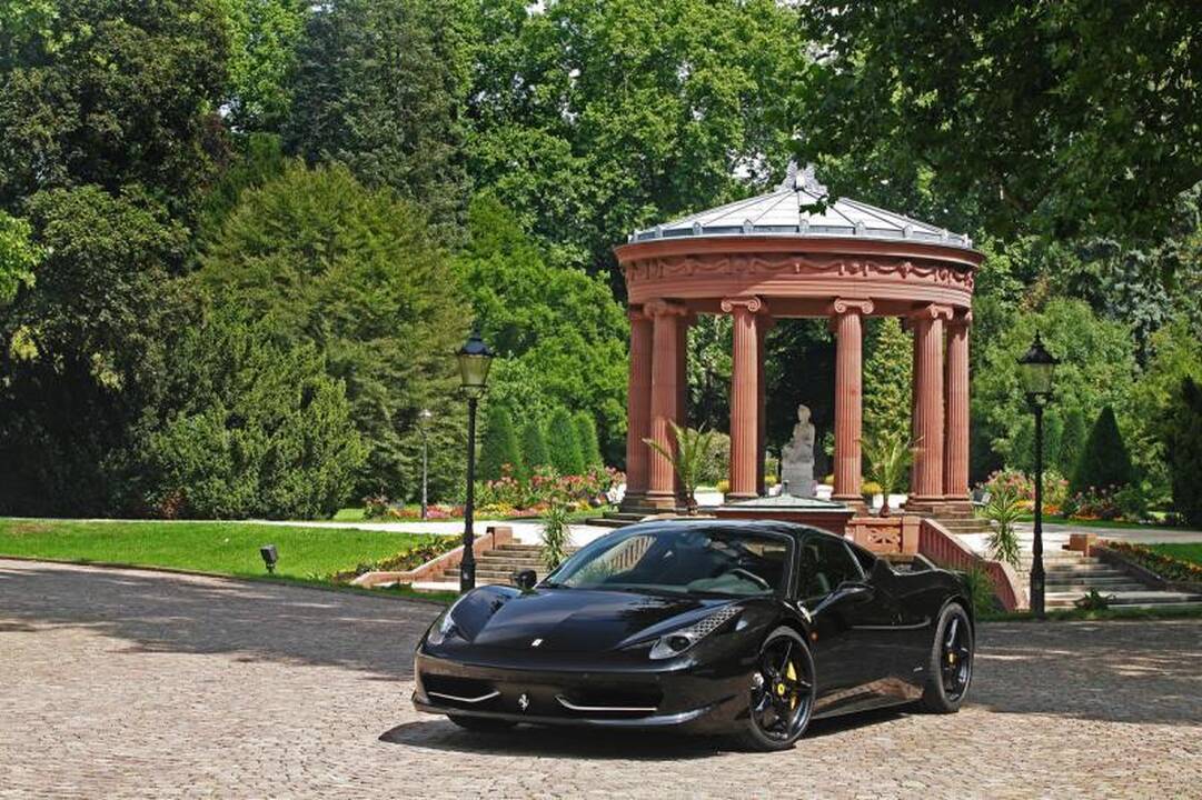 „Ferrari“, kurio stogas spindi kaip veidrodis