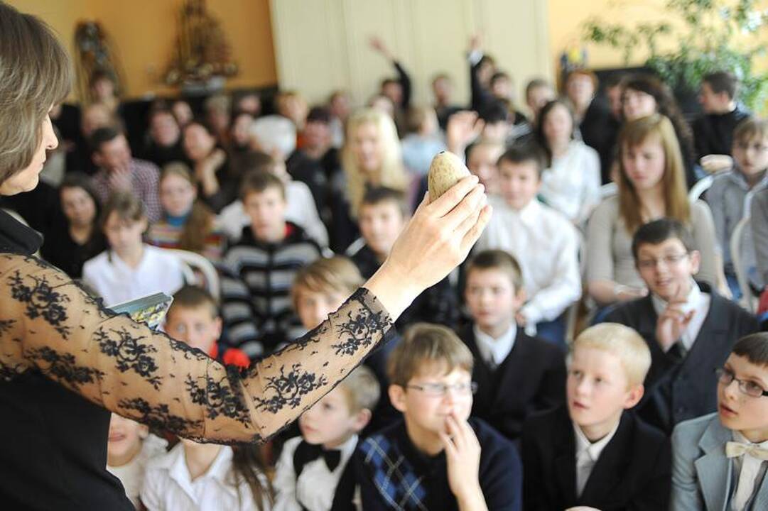 Garsenybės globos namų vaikams dovanojo dėmesį