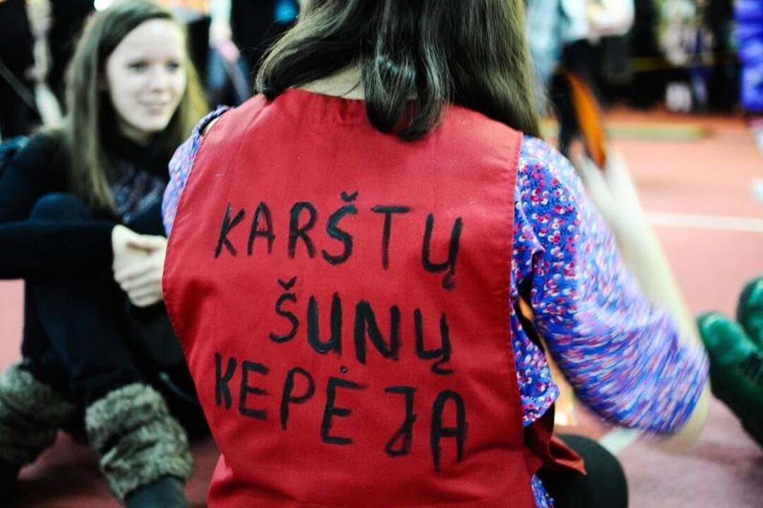 Kaune podiumu žingsniavo išpuošti keturkojai 