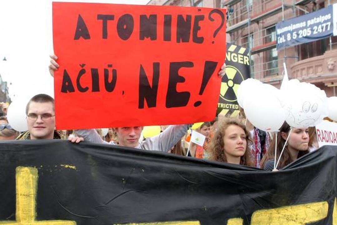 Eitynėse prieš AE statybas - 300 žmonių