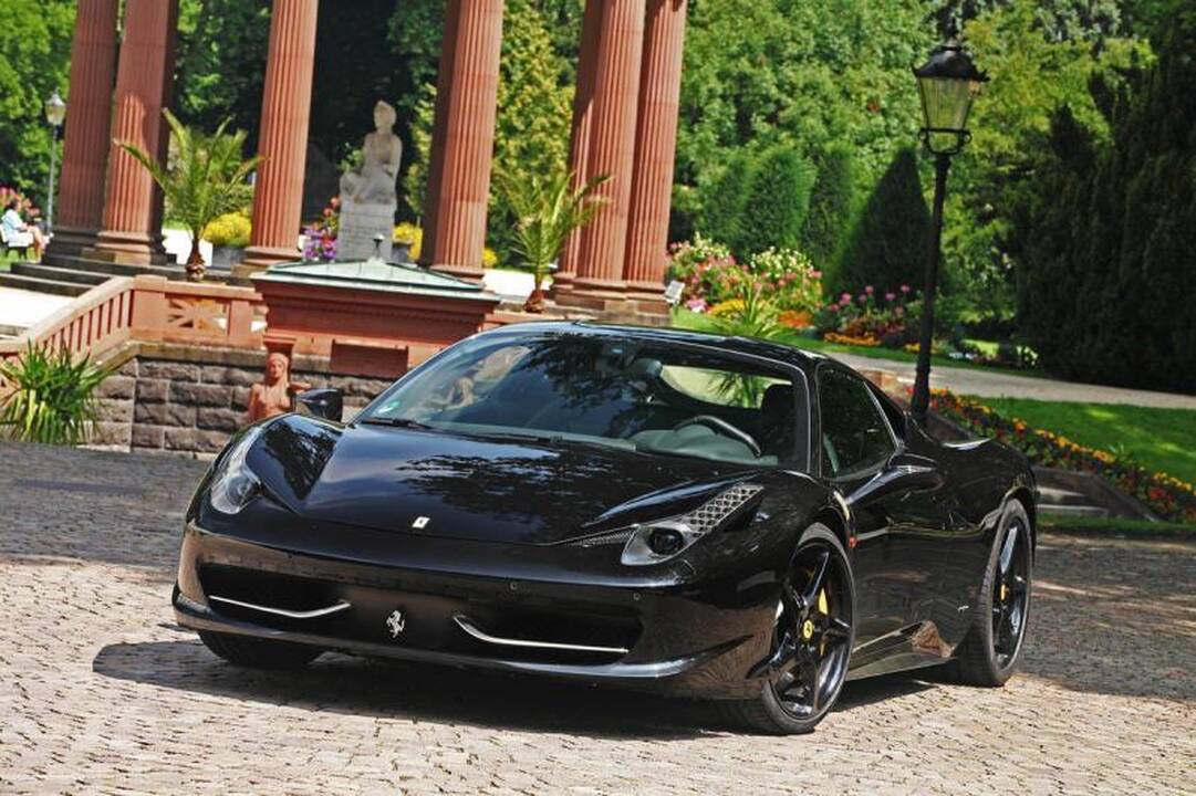 „Ferrari“, kurio stogas spindi kaip veidrodis