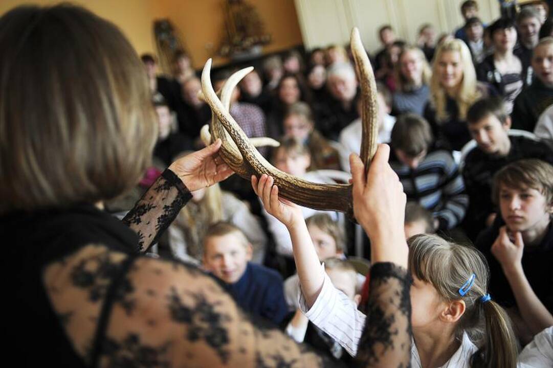 Garsenybės globos namų vaikams dovanojo dėmesį