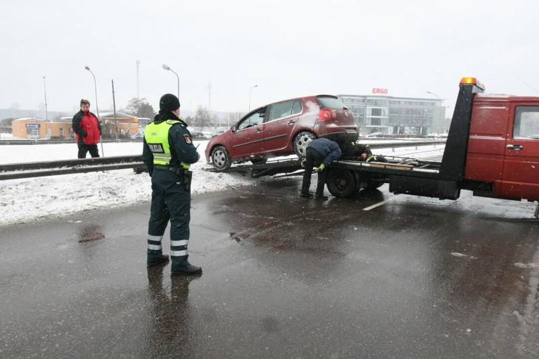 Moters vairuojamas automobilis pakibo ant stataus šlaito