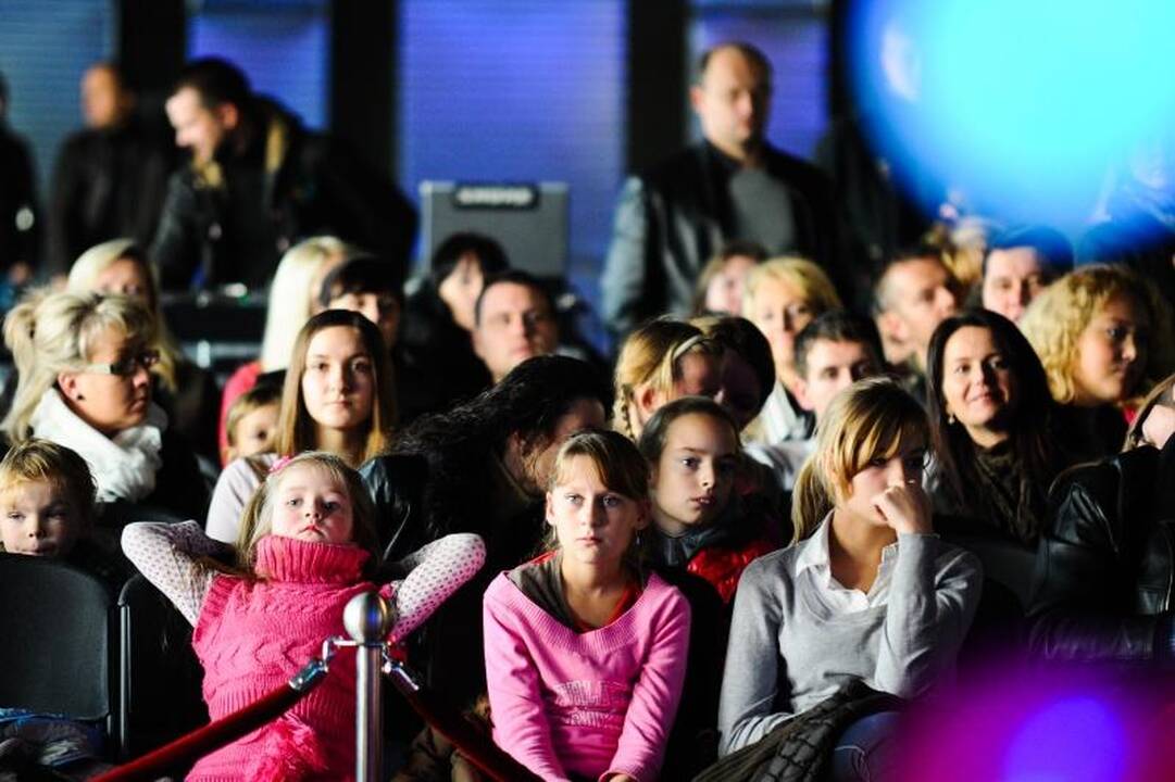 Kaune podiumu žingsniavo išpuošti keturkojai 