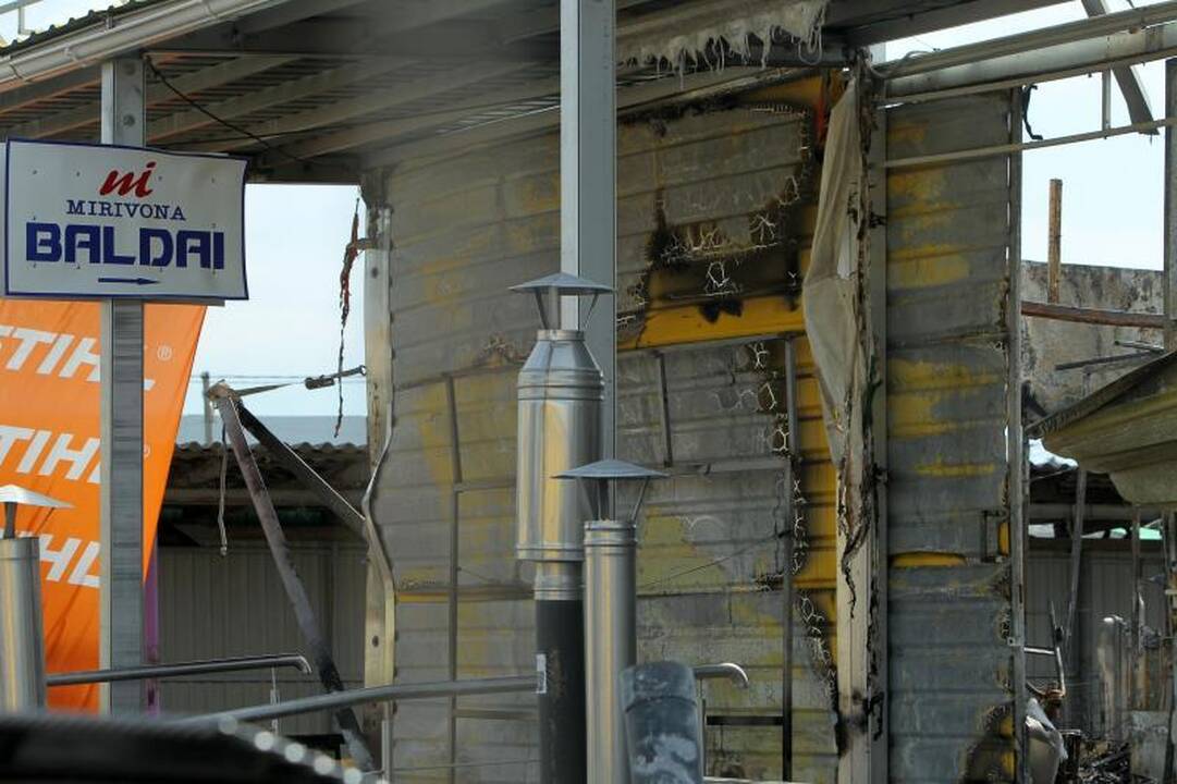 Per gaisrą Gariūnuose sudegė ir prekeivių gyvenimai
