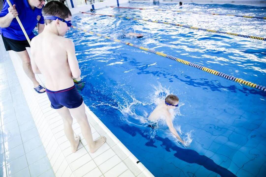 Našlaičiams – vertingos plaukimo pamokos