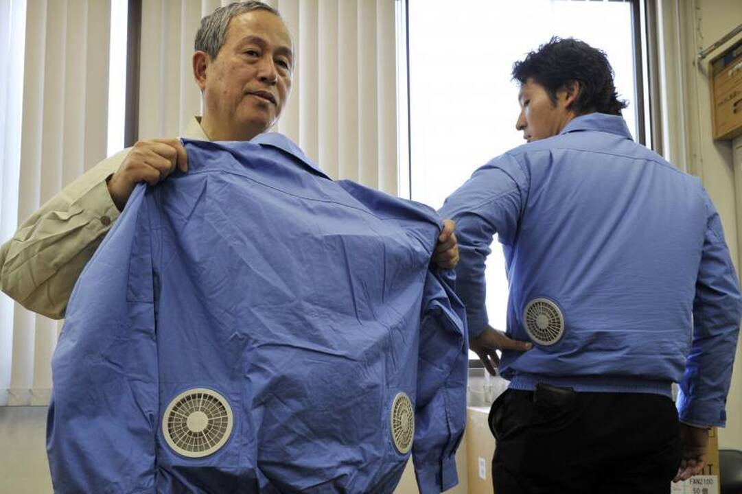 Japonai nuo kaitros mėgina gintis "vėdinamais" drabužiais