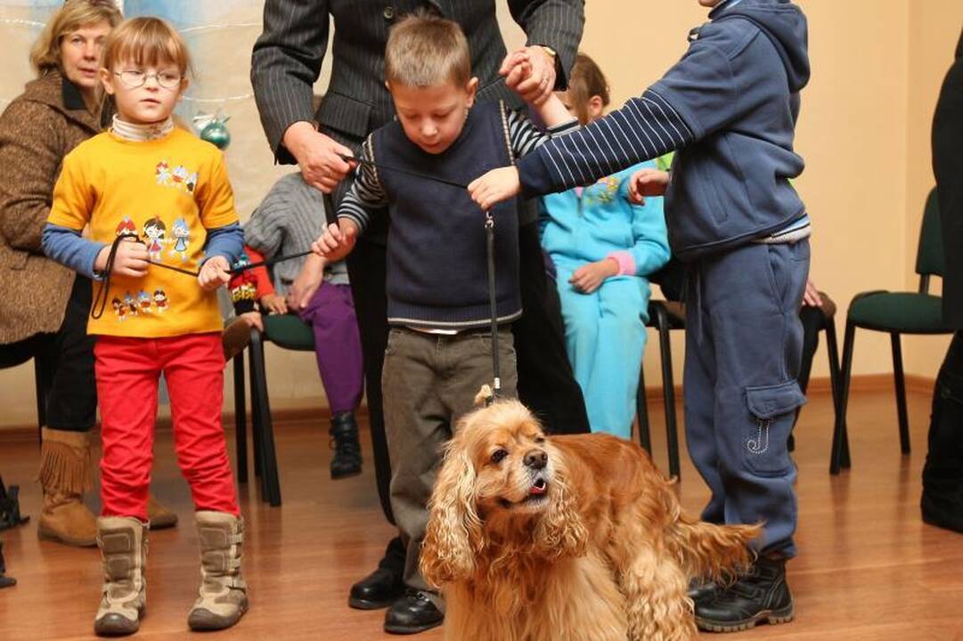 Pasieniečių šunys silpnaregiams ir akliems vaikams dovanojo šilumą