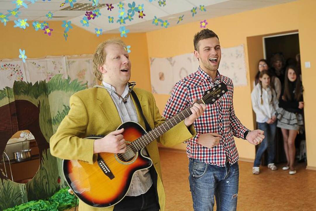Garsenybės globos namų vaikams dovanojo dėmesį