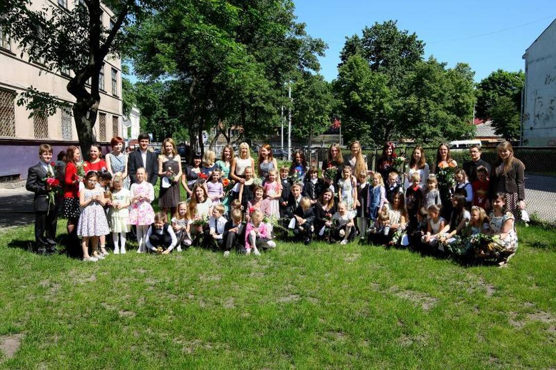 Mokyklose prasidėjo Paskutinio skambučio šventė