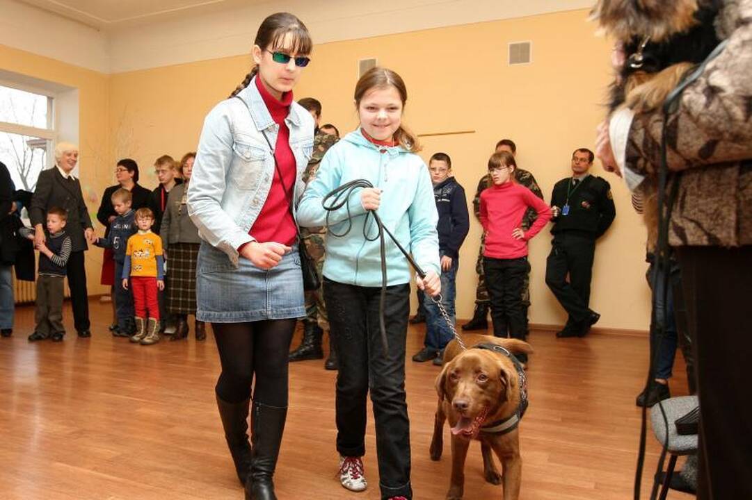 Pasieniečių šunys silpnaregiams ir akliems vaikams dovanojo šilumą