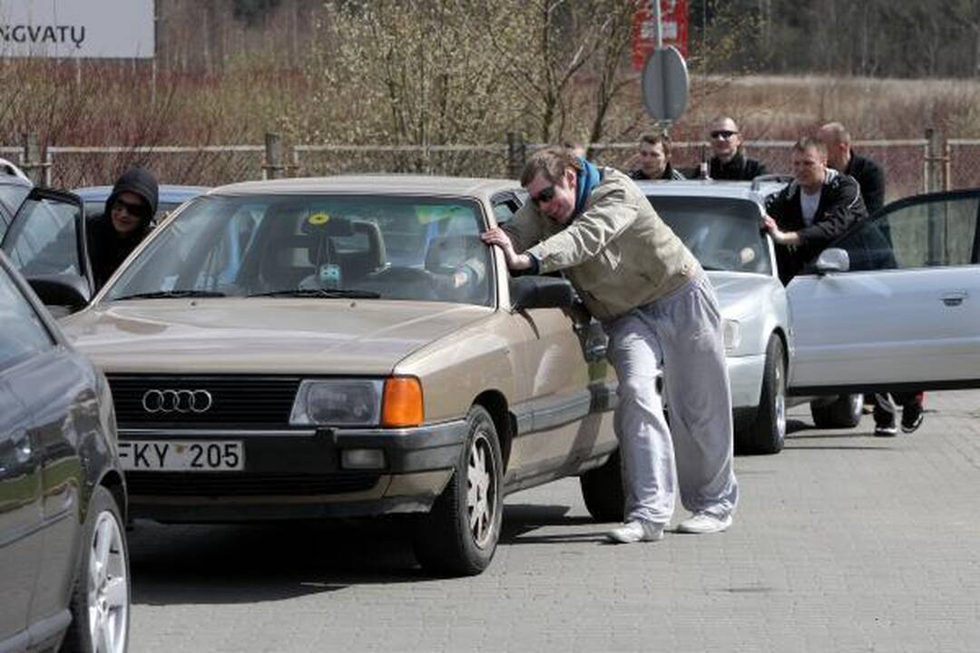 Į automobilio baką - kuro už 1 litą