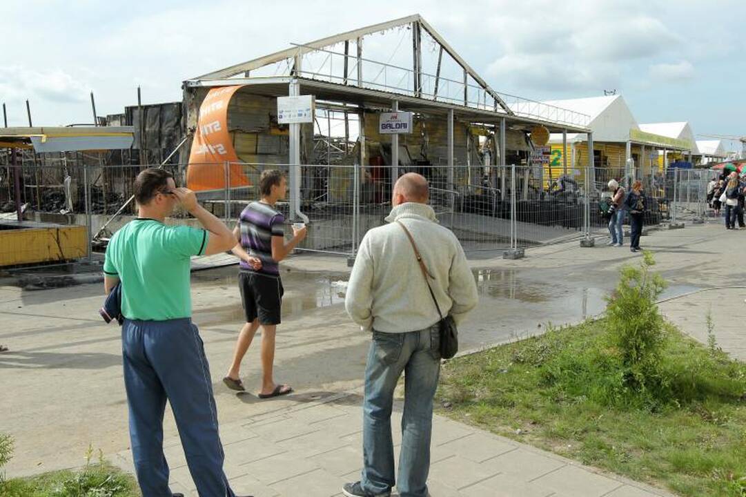 Per gaisrą Gariūnuose sudegė ir prekeivių gyvenimai