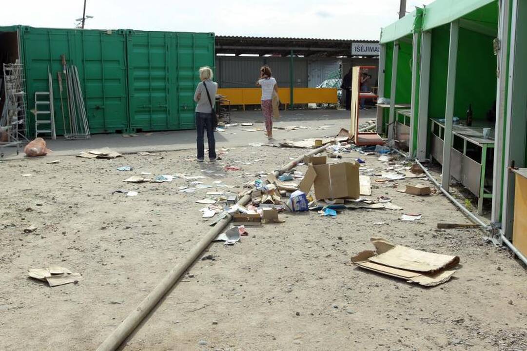 Per gaisrą Gariūnuose sudegė ir prekeivių gyvenimai