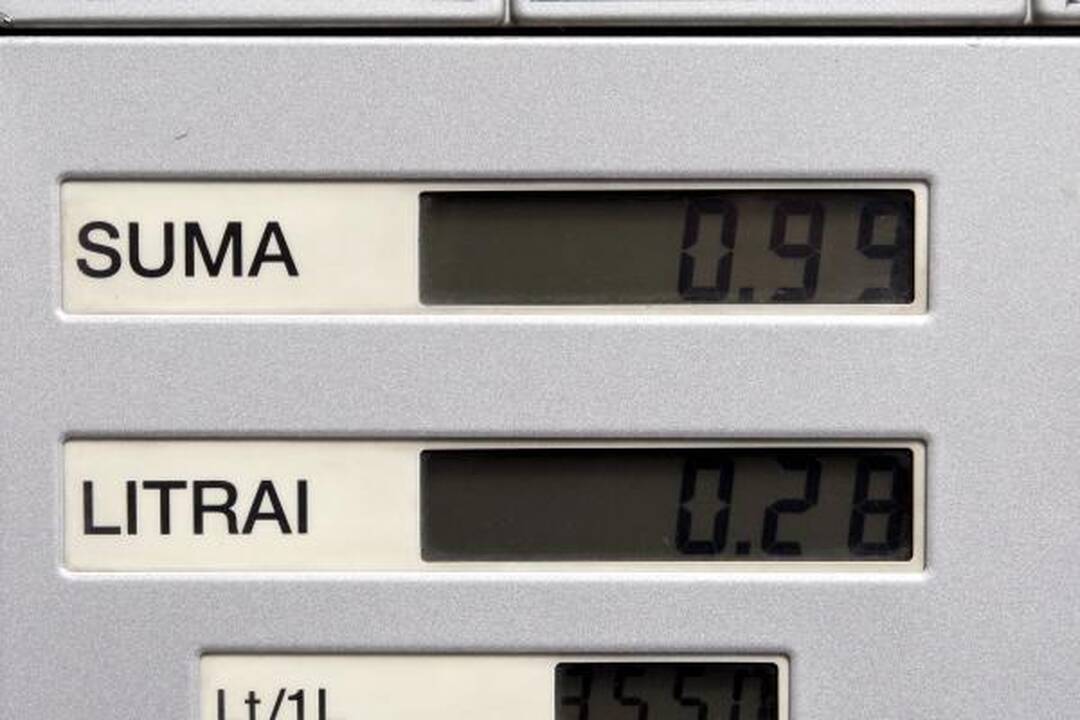 Į automobilio baką - kuro už 1 litą
