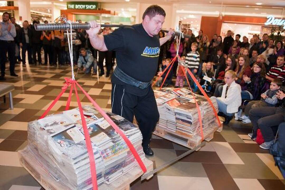 Galiūnas Ž.Savickas pakėlė daugiau kaip 400 kg knygų