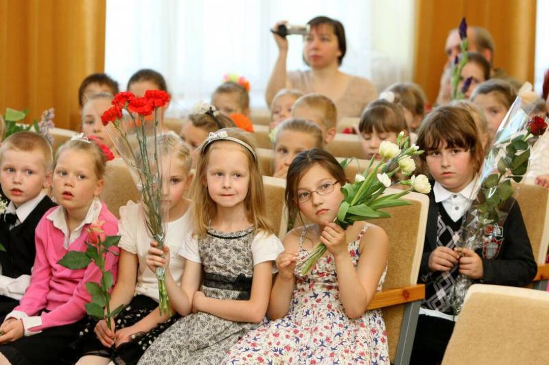 Mokyklose prasidėjo Paskutinio skambučio šventė