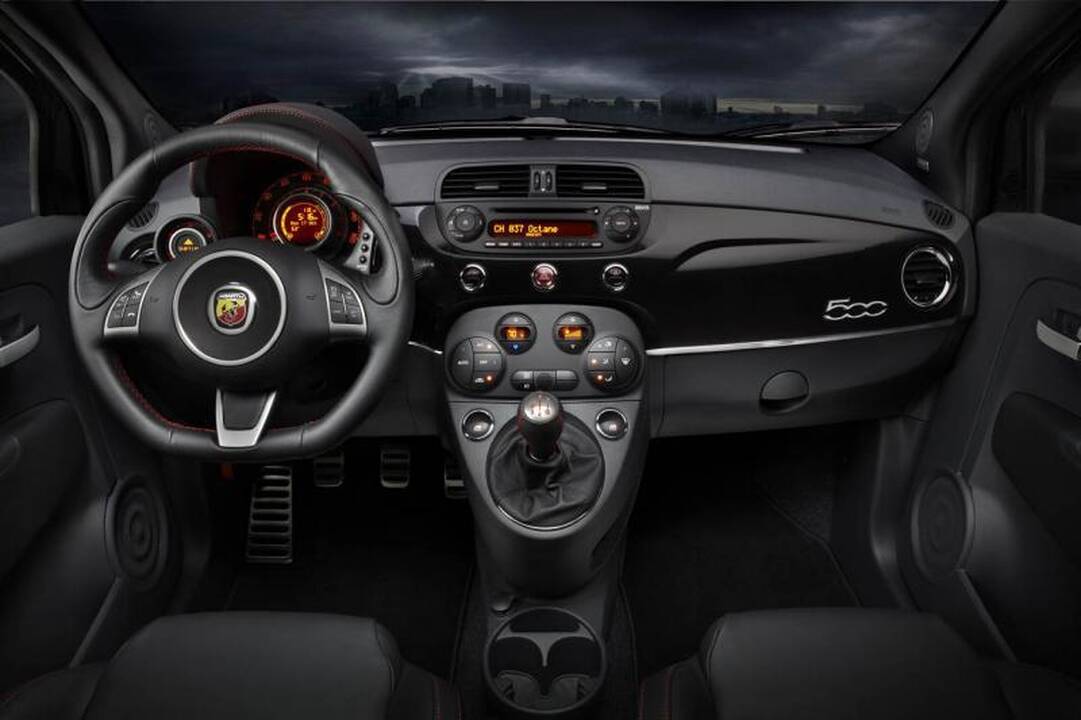„Papiktintas“ naujasis stileiva „Fiat 500 Abarth“