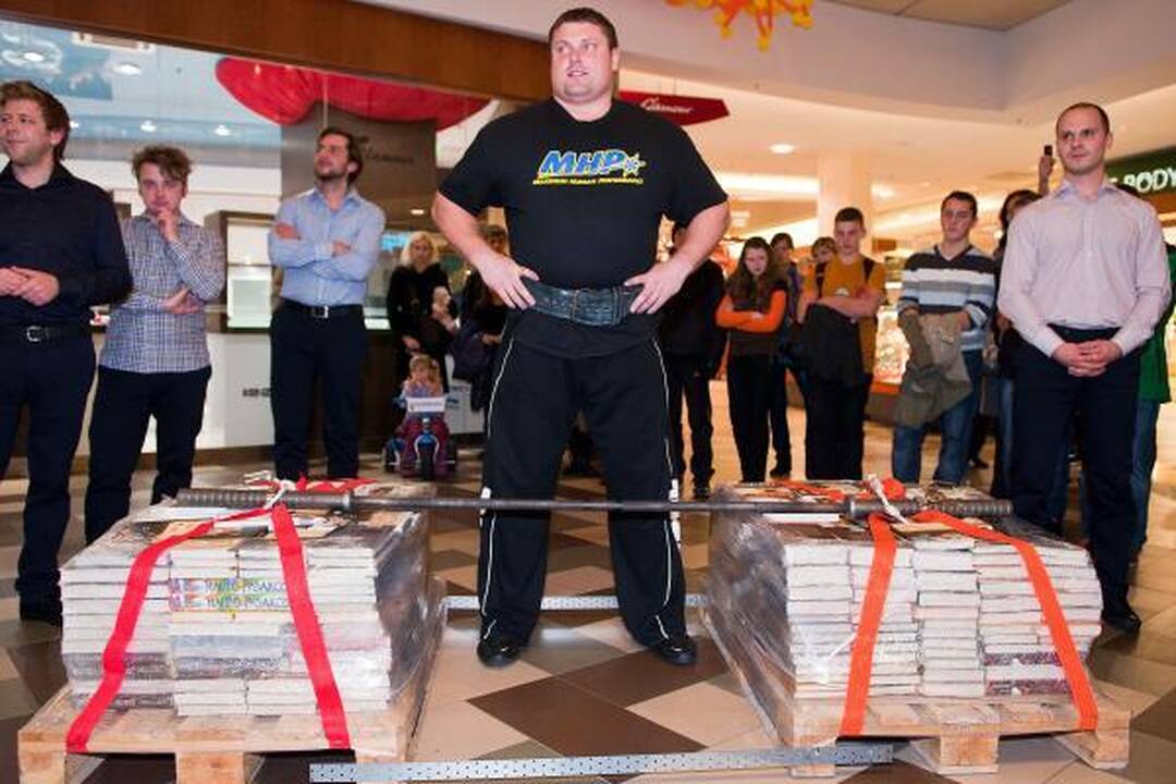 Galiūnas Ž.Savickas pakėlė daugiau kaip 400 kg knygų
