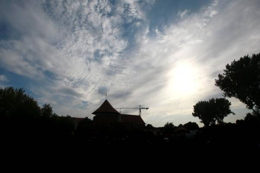 Keli šimtai žmonių apjuosė Kauno pilį
