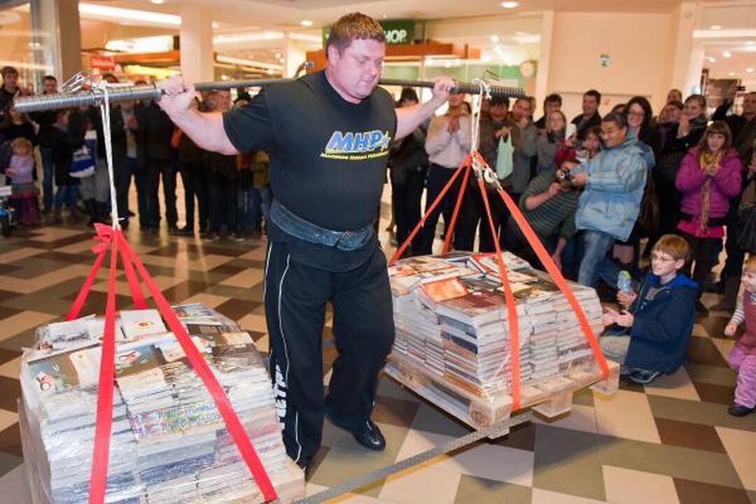 Galiūnas Ž.Savickas pakėlė daugiau kaip 400 kg knygų