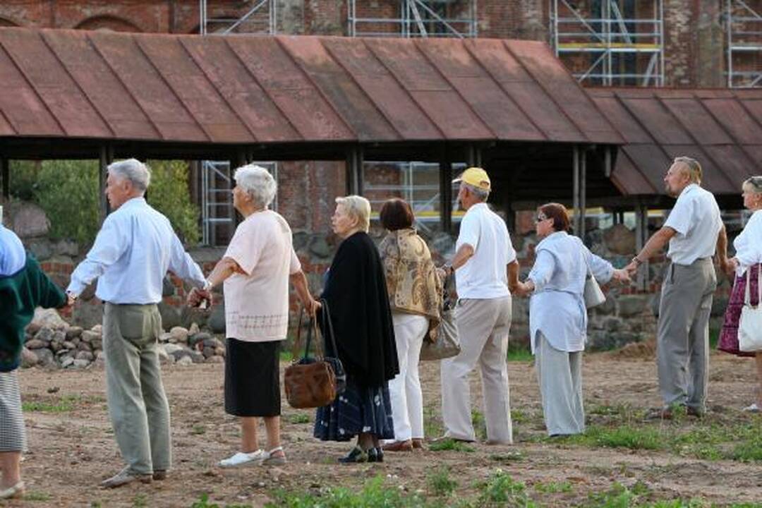 Keli šimtai žmonių apjuosė Kauno pilį