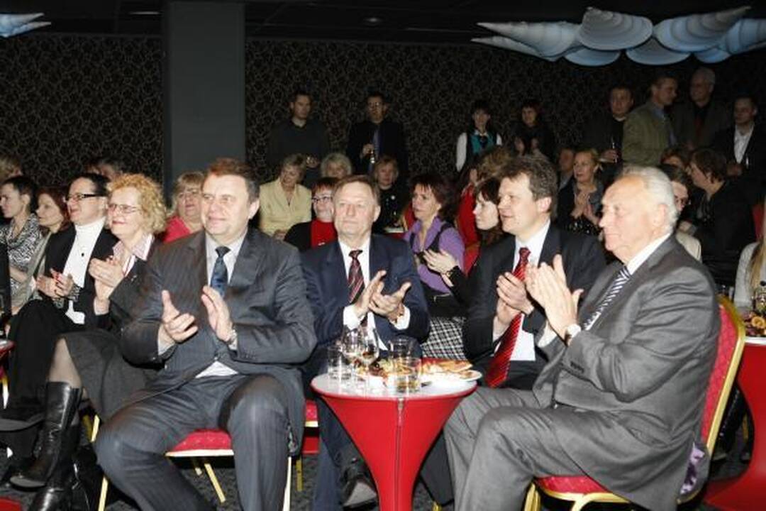 Politikai paskutinį Klaipėdos miesto tarybos posėdį baigė puota 