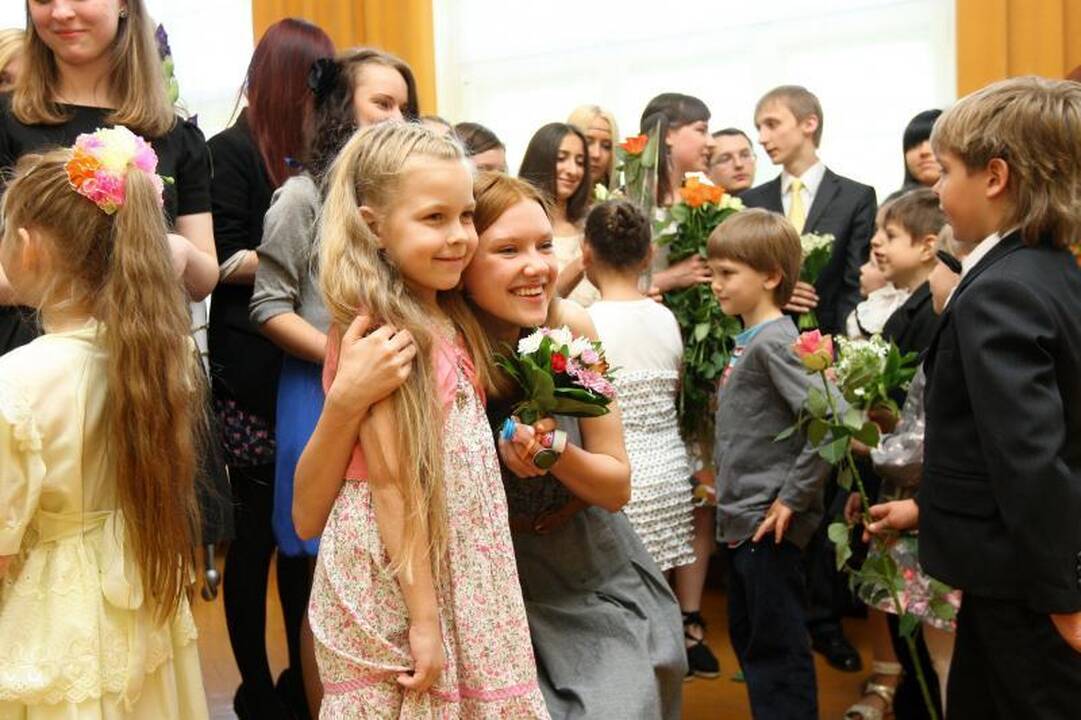 Mokyklose prasidėjo Paskutinio skambučio šventė