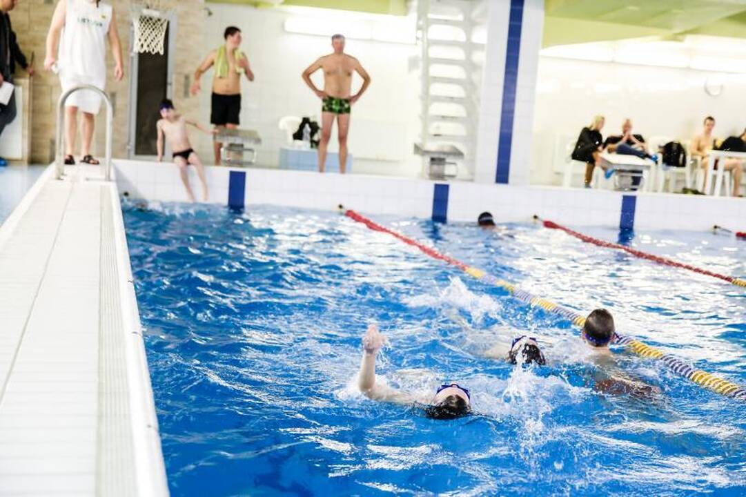 Našlaičiams – vertingos plaukimo pamokos