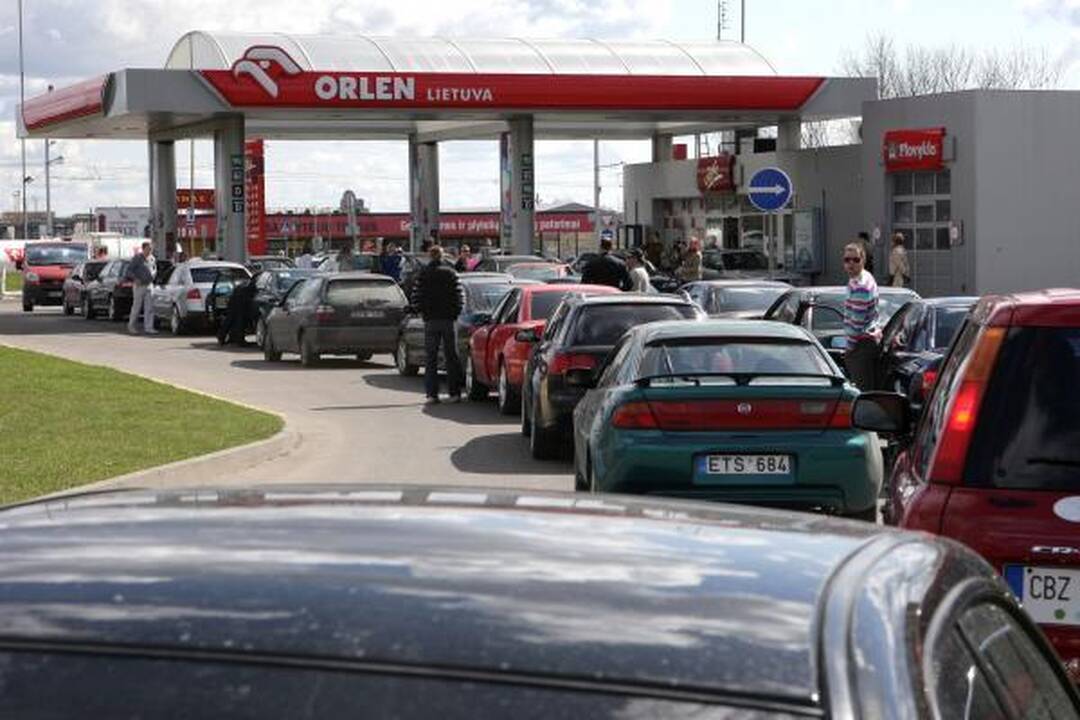 Į automobilio baką - kuro už 1 litą