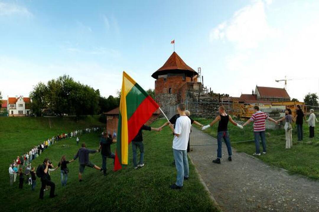 Keli šimtai žmonių apjuosė Kauno pilį