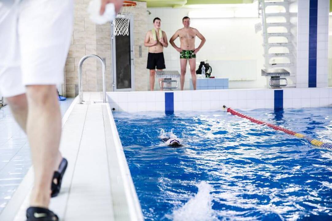 Našlaičiams – vertingos plaukimo pamokos