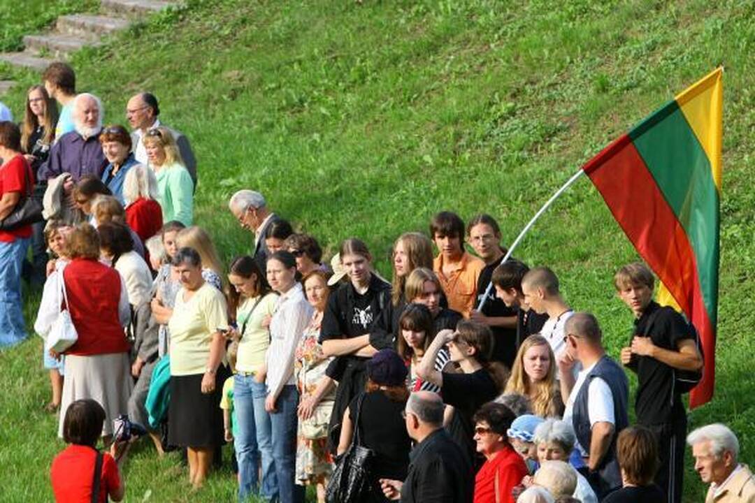 Keli šimtai žmonių apjuosė Kauno pilį