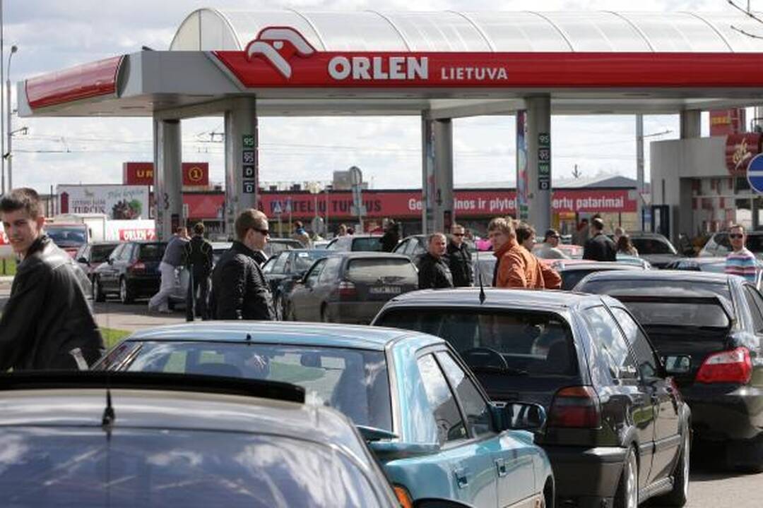 Į automobilio baką - kuro už 1 litą