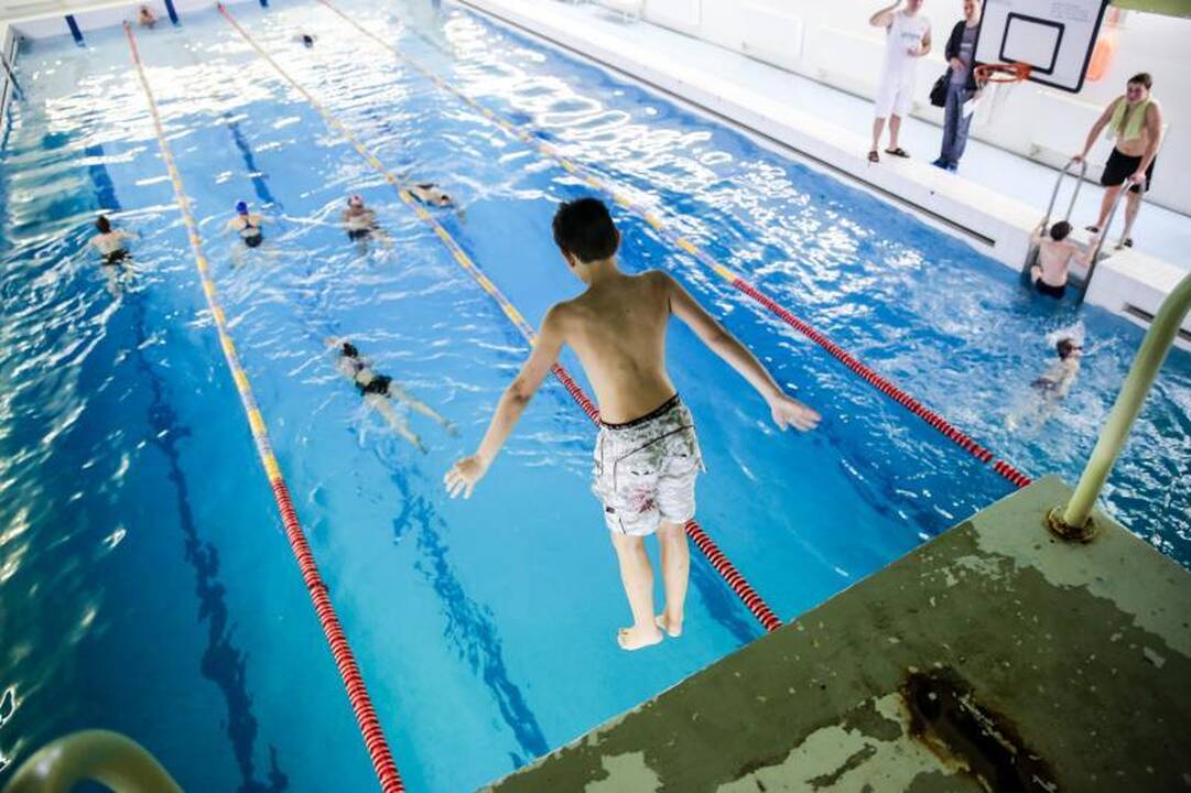 Našlaičiams – vertingos plaukimo pamokos
