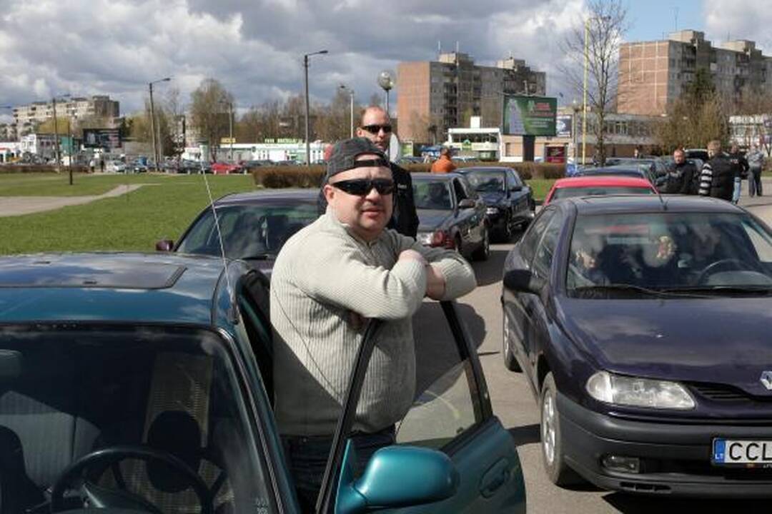 Į automobilio baką - kuro už 1 litą