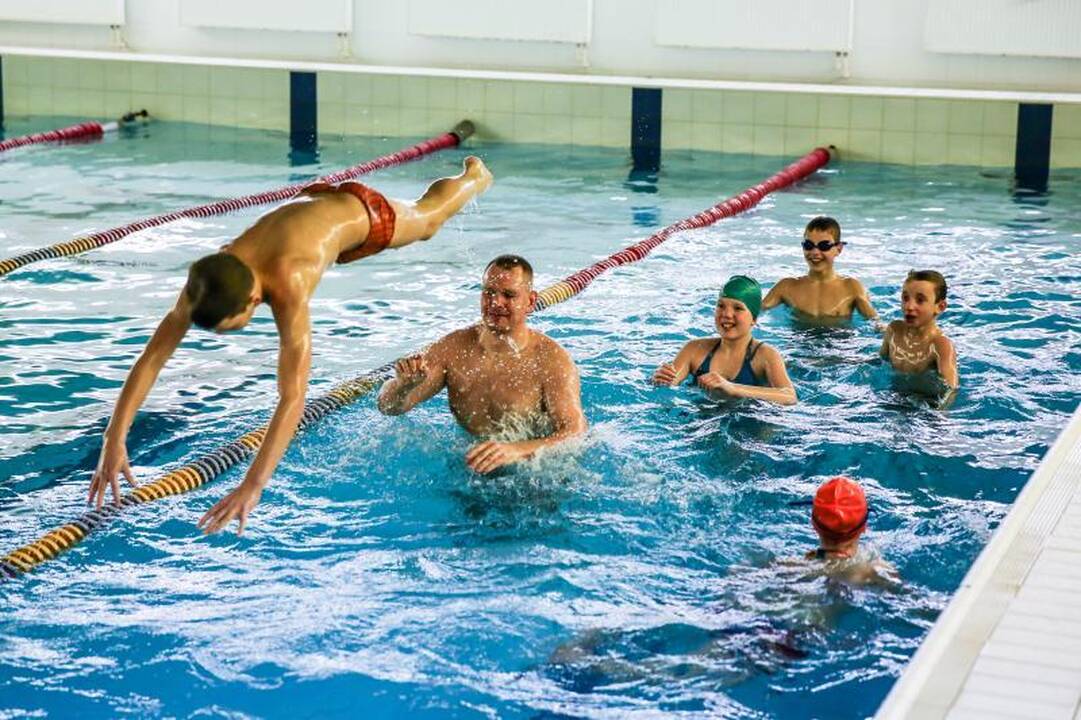 Našlaičiams – vertingos plaukimo pamokos