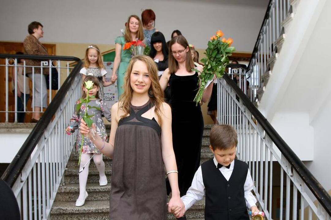 Mokyklose prasidėjo Paskutinio skambučio šventė