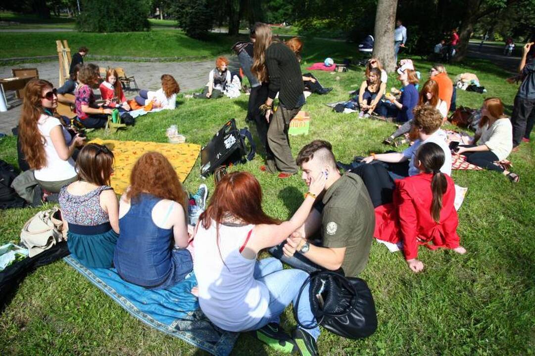 Sostinėje saulės spinduliais džiaugėsi susirinkę raudonplaukiai