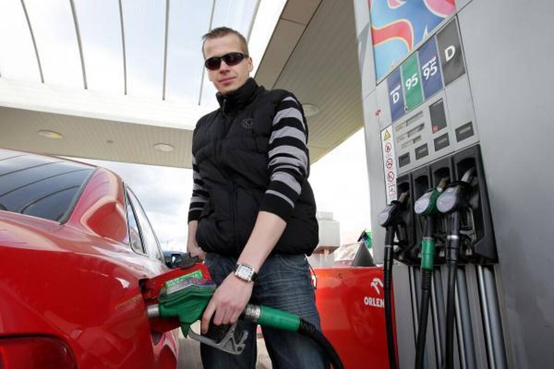 Į automobilio baką - kuro už 1 litą